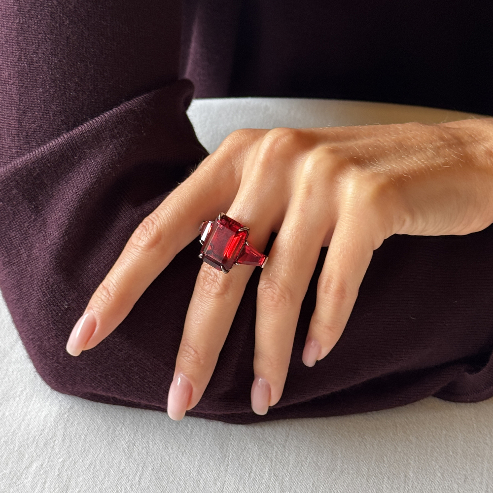 Серебряное кольцо с красным цирконом