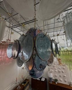 Стильные люстры из стеклянных дисков с эффектом мраморных разводов.