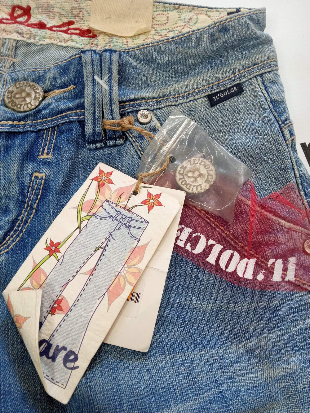 Джинсы IL'DOLCE jeans flare.Цвет голубой с эффектом потёртости. Размер walst:25 -40/42 русский