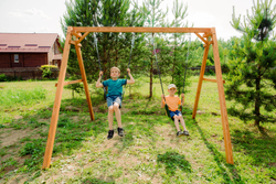 Деревянные качели с двумя гибкими качелями