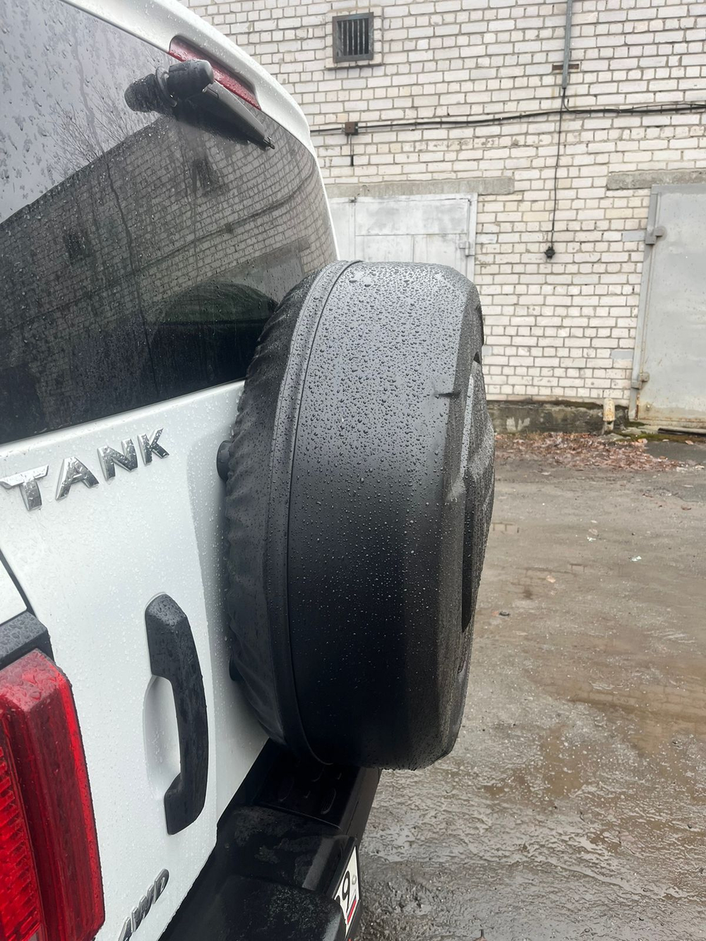 Чехол запаски пластиковый черный матовый RALEX Tank 300