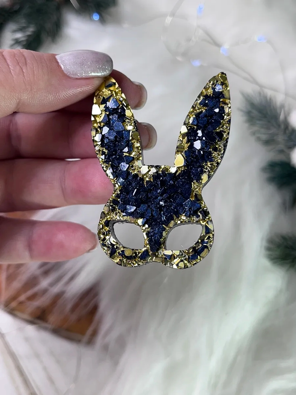 Брошь зайчик из эпоксидной смолы