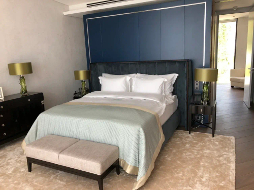 Двухместная кровать с прикроватными тумбочками