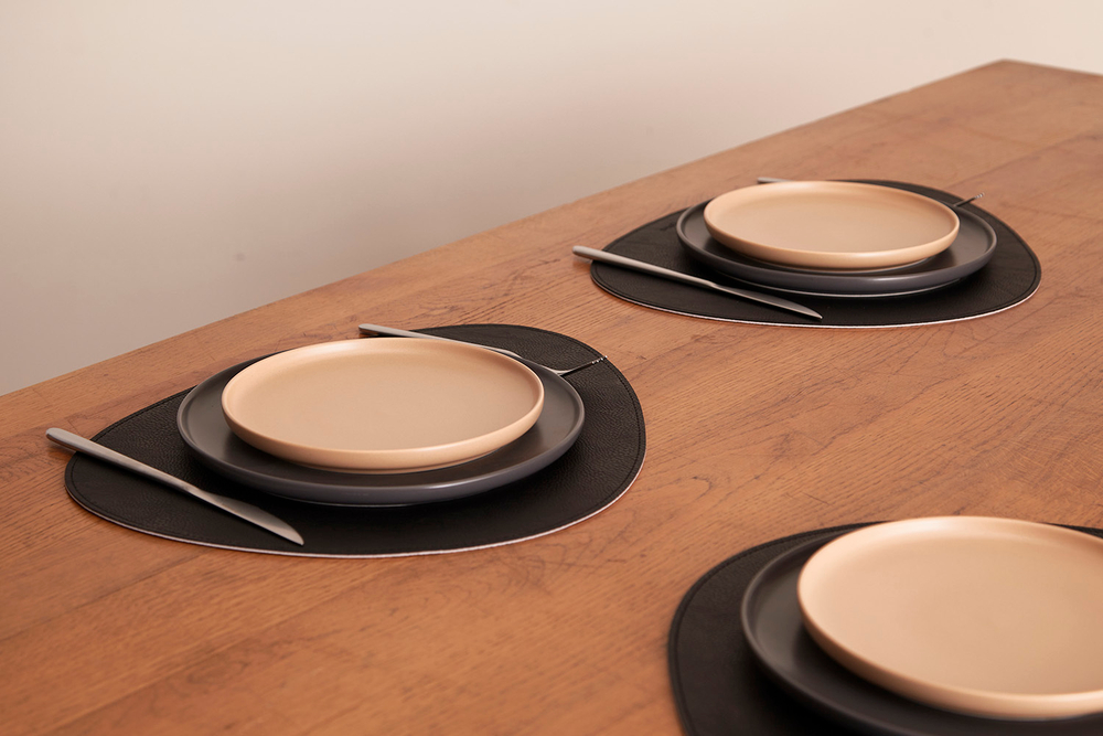 Набор из двух тарелок темно-серого цвета из коллекции essential, 25 см