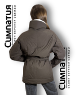 Демисезонняя куртка в коричневом цвете с высоким воротником и поясом