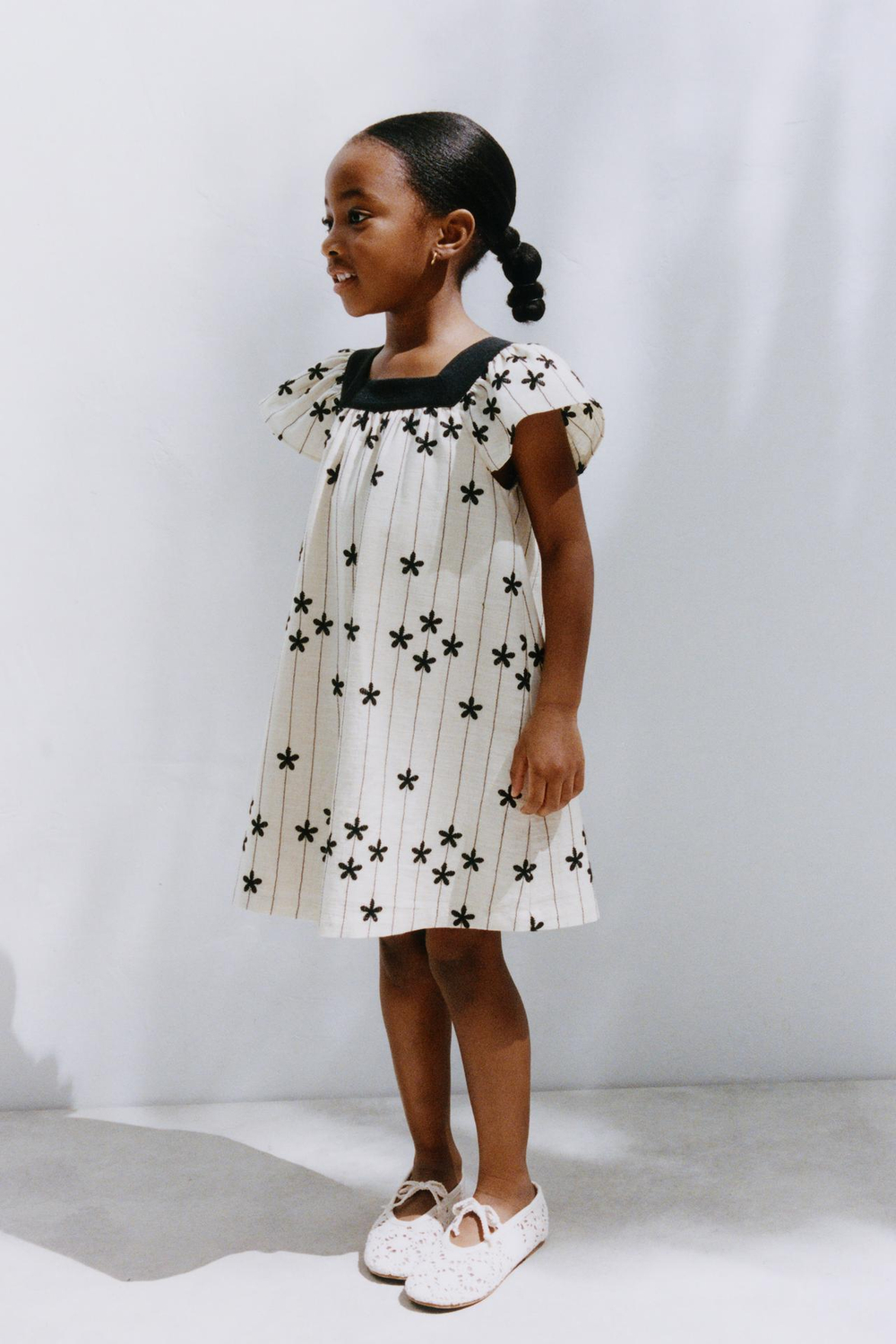 ZARA ПЛАТЬЕ С ЦВЕТОЧНОЙ ВЫШИВКОЙ, СВЕТЛО-БЕЖЕВЫЙ