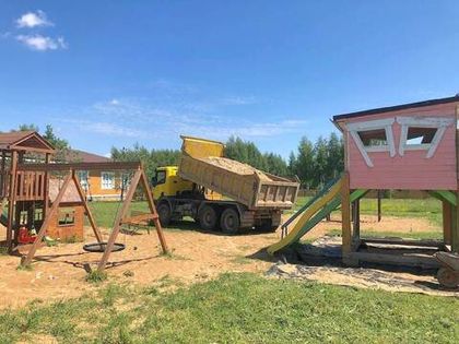 Началась отсыпка песка под новым детским игровым модулем
