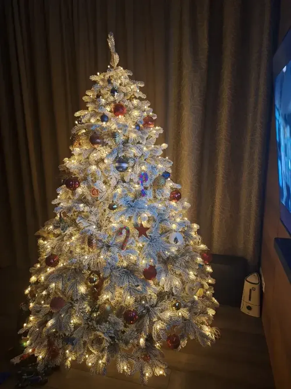 Заснеженная елка с гирляндой «Камчатская» теплый свет (Литая+пвх) 150 см / 1,5 м