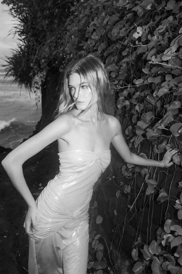 Платье вечернее с драпировкой белого цвета