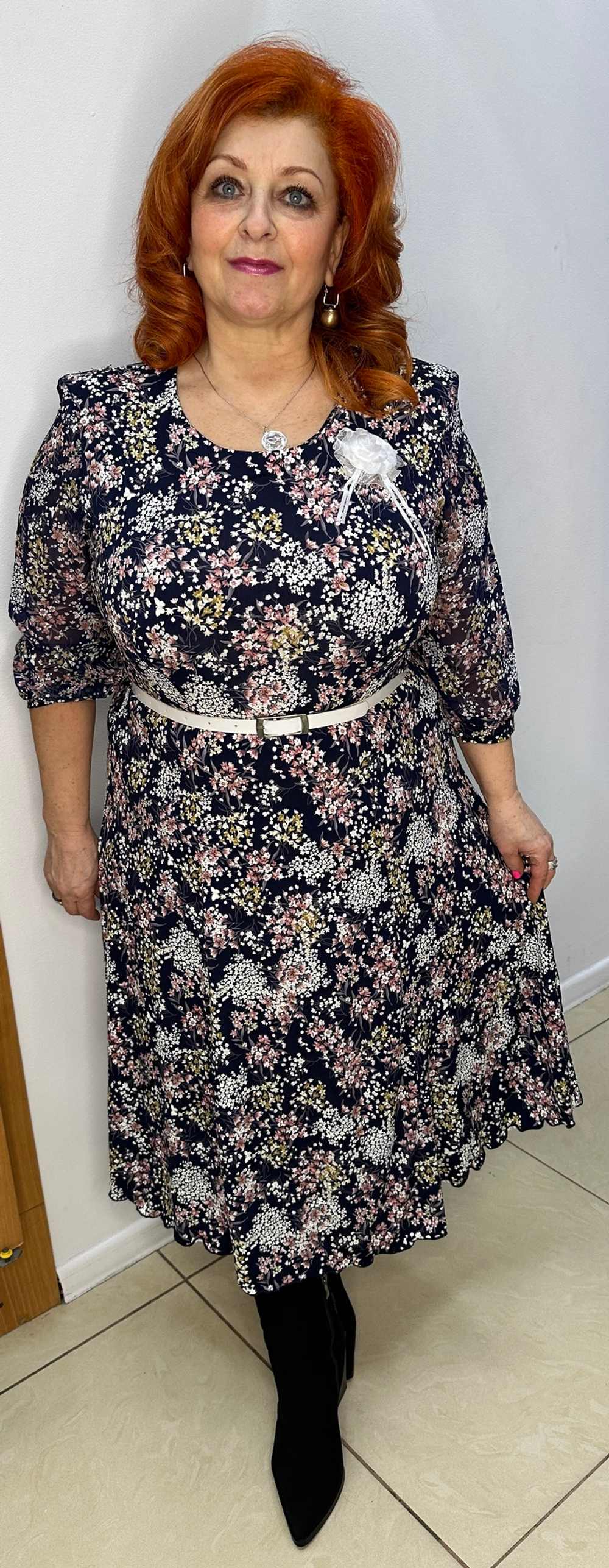 Трикотажное цветное платье с брошью и пояском