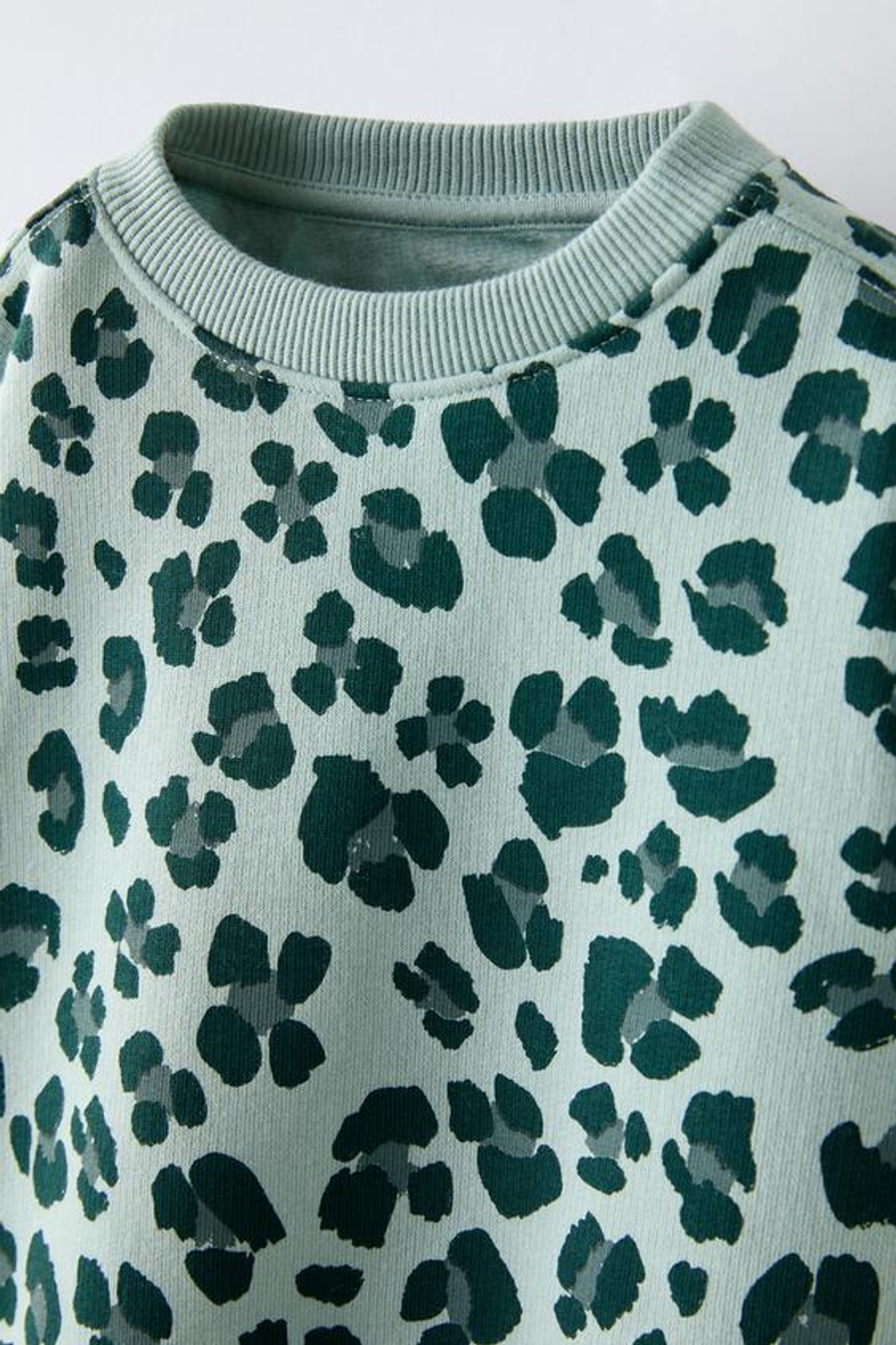 ZARA ТОЛСТОВКА С АНИМАЛИСТИЧЕСКИМ ПРИНТОМ, ЗЕЛЕНОВАТЫЙ