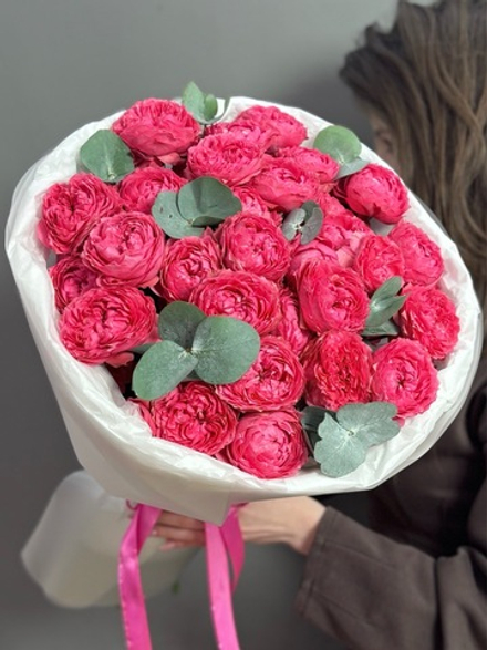 Букет из 7 кустовых пионовидных роз сорта "Julietta Raspberry" с эвкалиптом