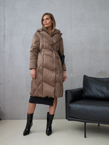 Светло-коричневый длинный пуховик с поясом