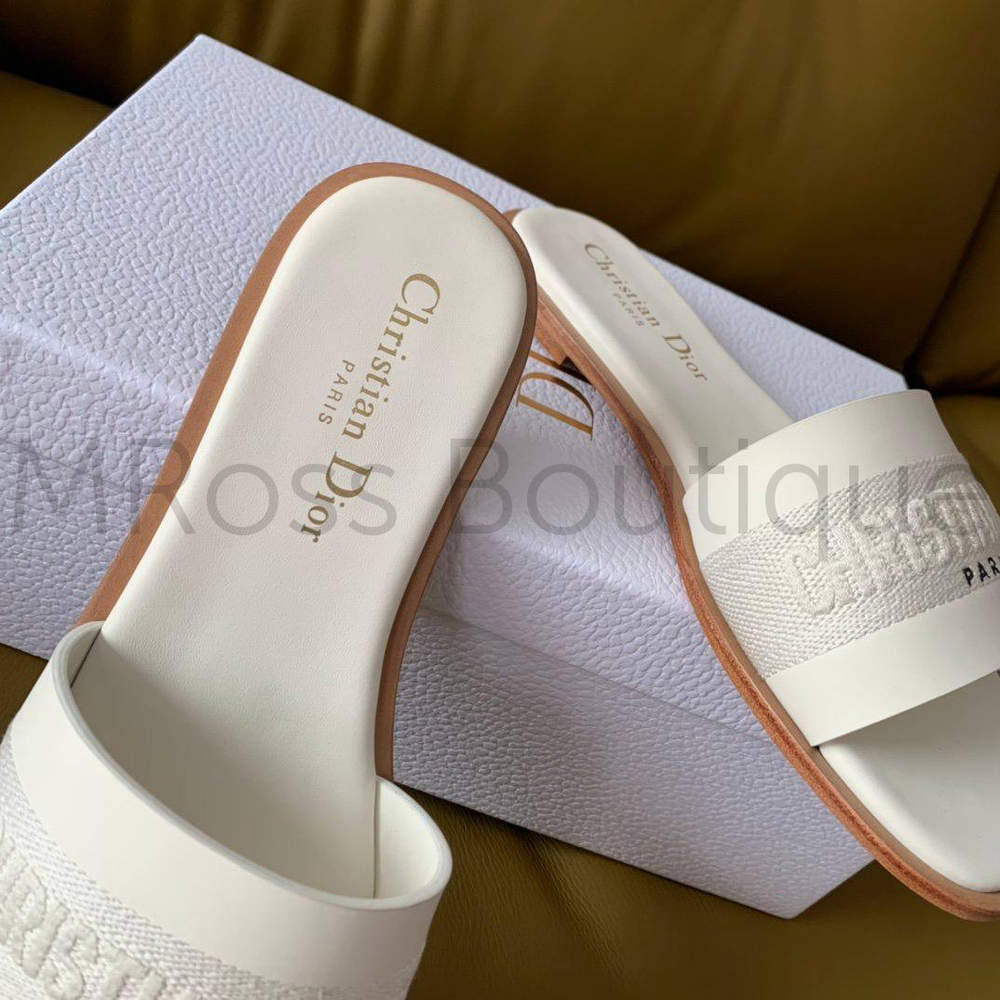 Кожаные белые шлепанцы Dior Dway Slide с вышивкой