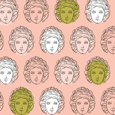 Головы греческой статуи на розовом