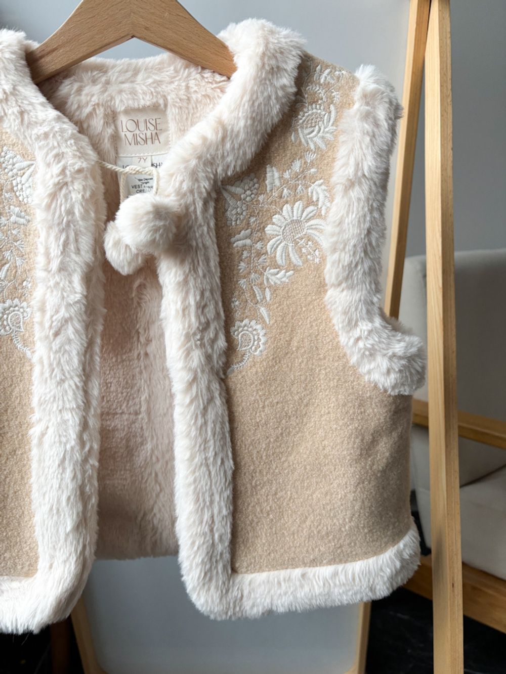 Шерстяной жилет Louise Misha, 122
