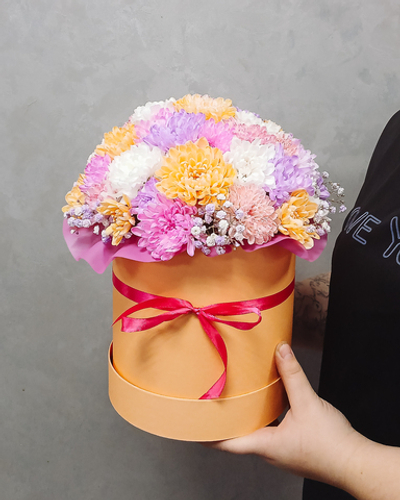 Коробка с пушистыми хризантемами