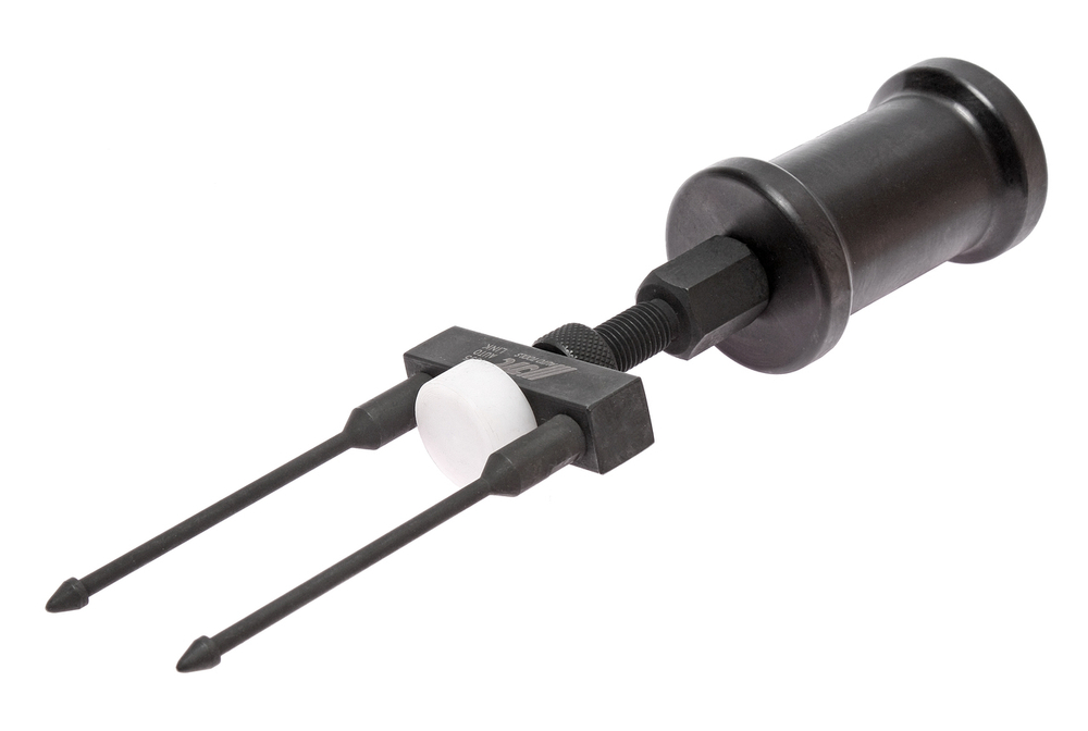 JTC-4895 - Съемник форсунок (VW AUDI) 16-клапанных дизельных двигателей типа TDi JTC -  
Специальная конструкция инструмента с двумя захватами предназначена для демонтажа форсунок с помощью ударного съемника. 
Применение: двигатели TDI автомобилей Фольксваген (Volkswagen), Ауди (Audi). 
Для 4-х цилиндровых двигателей (16 клапанные).  
Габаритные размеры: 290/90/60 мм. (Д/Ш/В)  
Вес: 1175 гр.