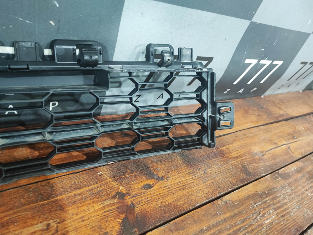 Решетка переднего бампера Skoda Octavia 4 (A8) 19-нв Б/У Оригинал 5e3853677