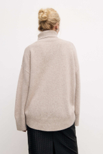 Объемный свитер цвета бежевый меланж