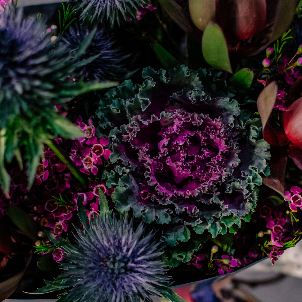 68. Элегантный темный букет с брассикой и эрингиумом