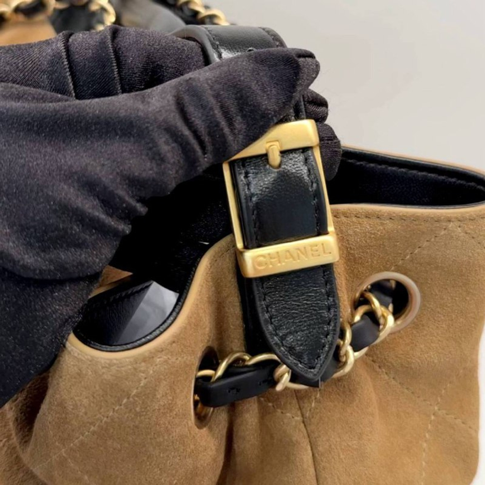 Сумка Chanel 25A в комбинации бежевой замши и черной кожи