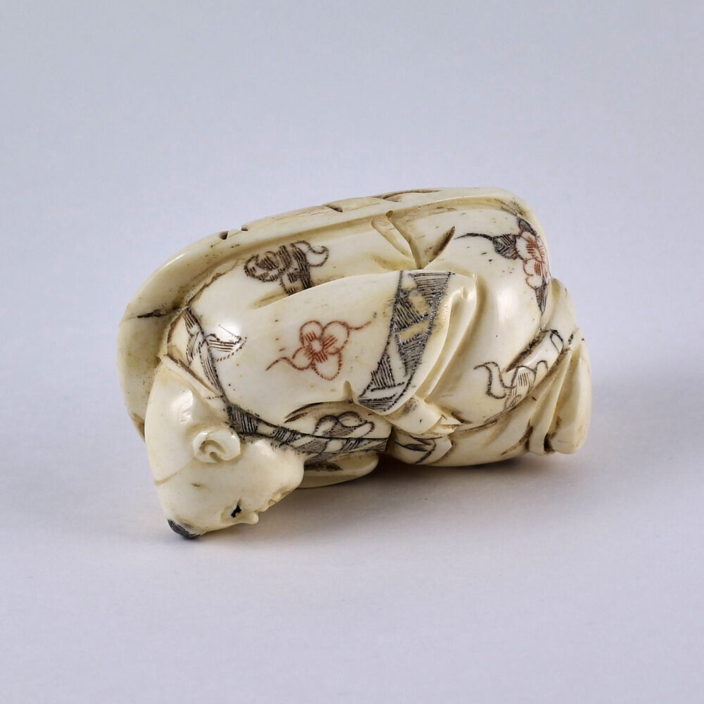 Нэцкэ Мальчик Карако на листе