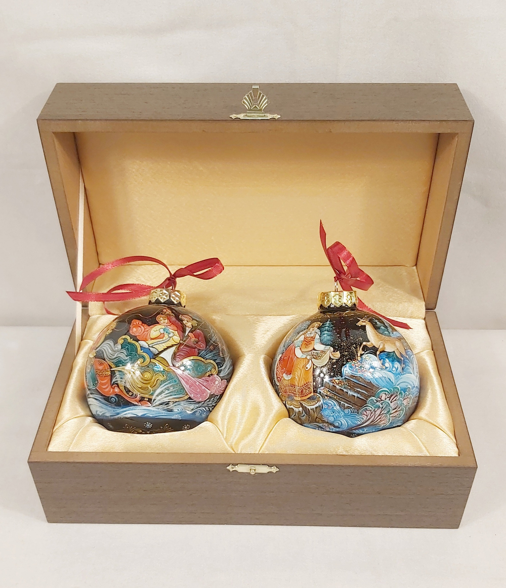 Набор новогодних шаров с ручной росписью "Тройка" и "Серебряное копытце"