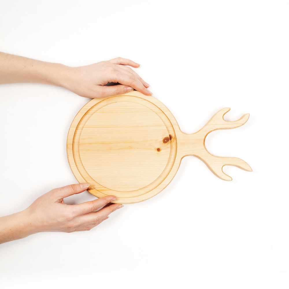 Доска разделочная из древесины сибирского кедра с выборкой. RD88