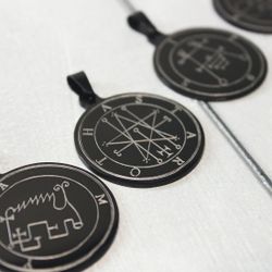 Кулон 35 мм с гравировкой на заказ (чёрный титановый сплав)