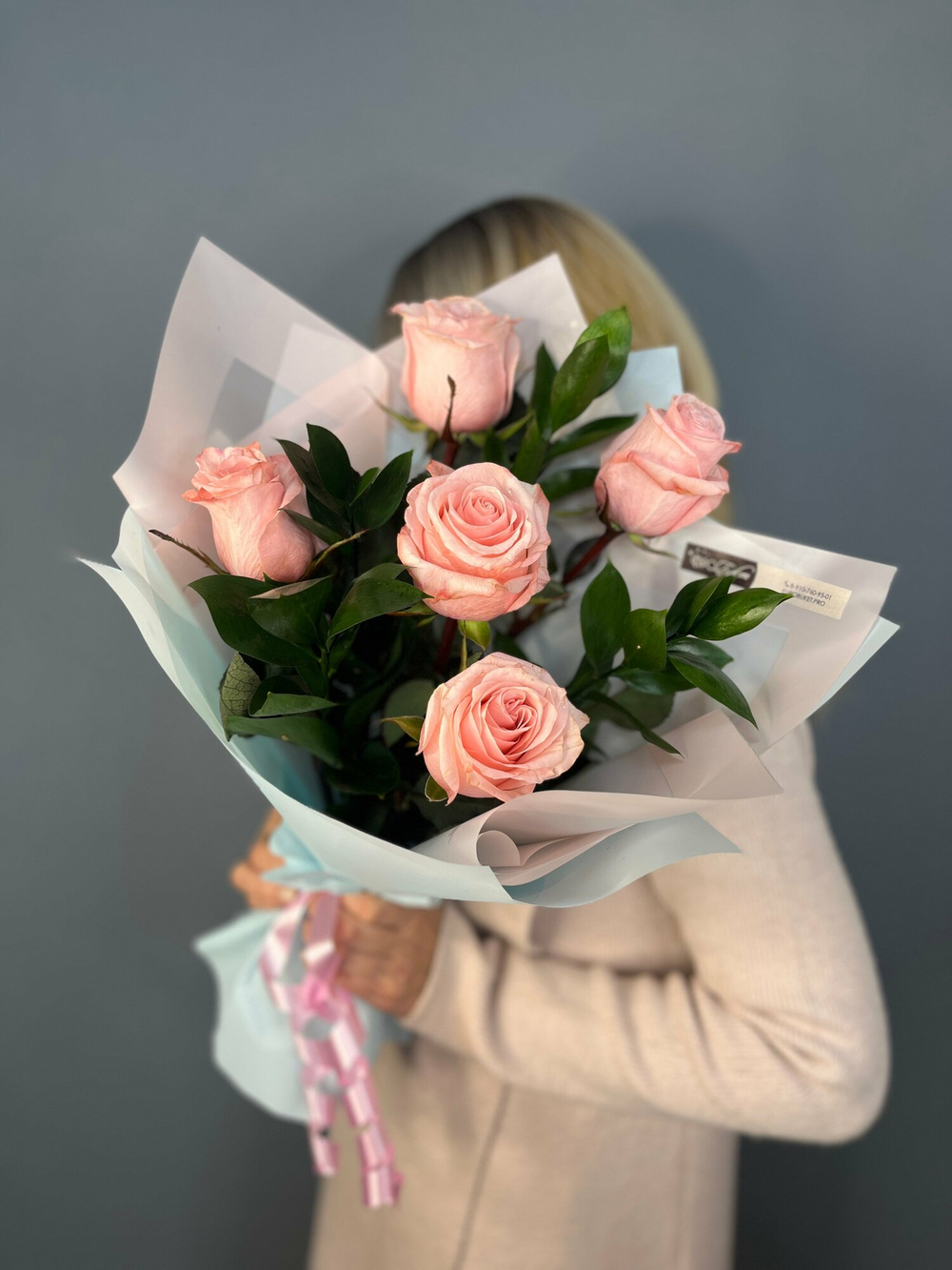 Букет из 5 нежных роз с зеленью в дизайнерской, упаковке с доставкой