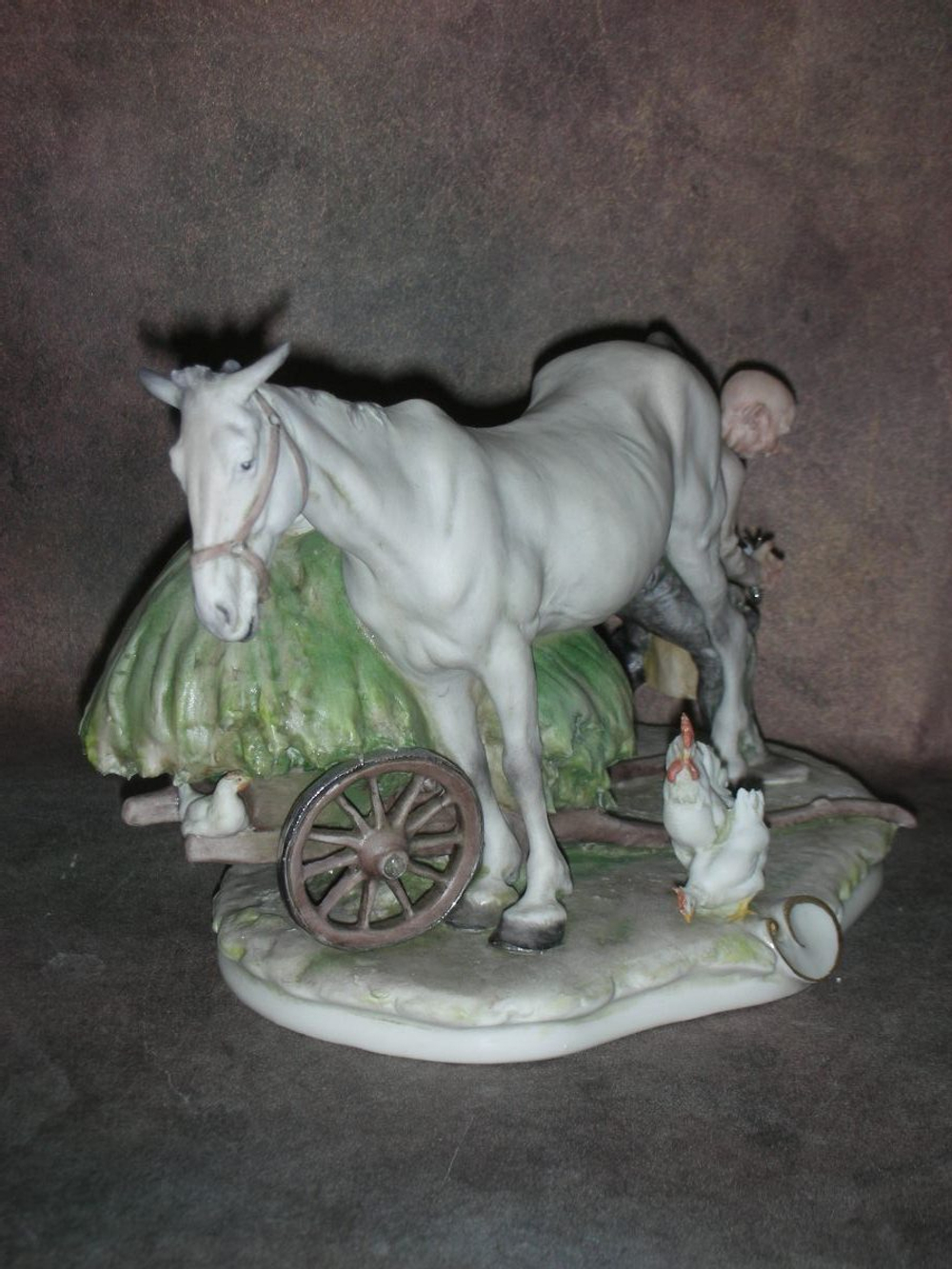 Статуэтка. Фарфор. Коваль подковывает лошадь. Capodimonte. Италия