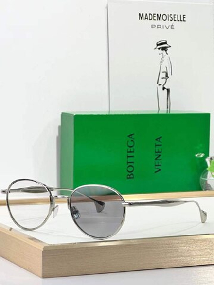 Солнцезащитные очки Bottega Veneta фотохромные