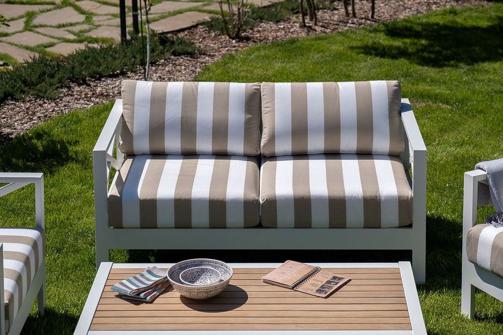 MIA, диванная группа L