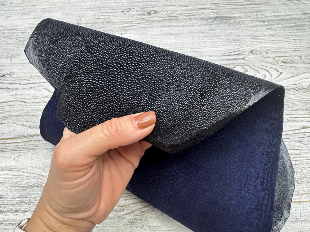 Натуральная кожа ската на фото Кожа ската Рацца цв. Синий / Razza Luxe Blue