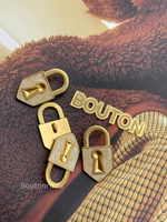 Пуговицы замочек теплое золото с белой перламутровой эмалью Скиапар.