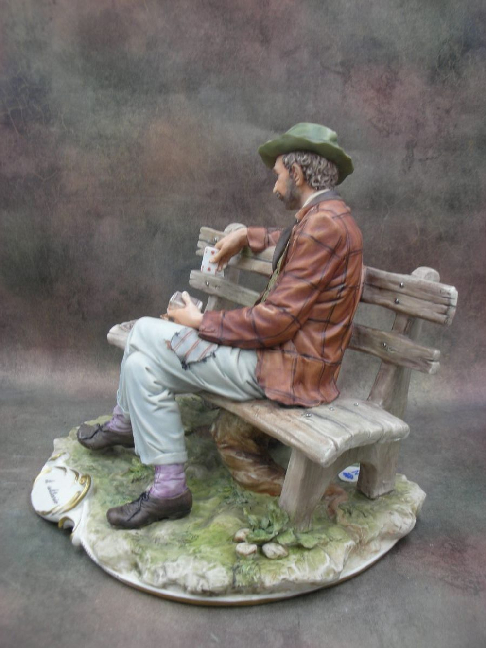 Статуэтка. Фарфор. Пасьянс на лавочке воспоминаний. Capodimonte. Италия