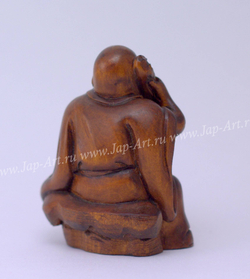 Нэцкэ Монах присел на камень