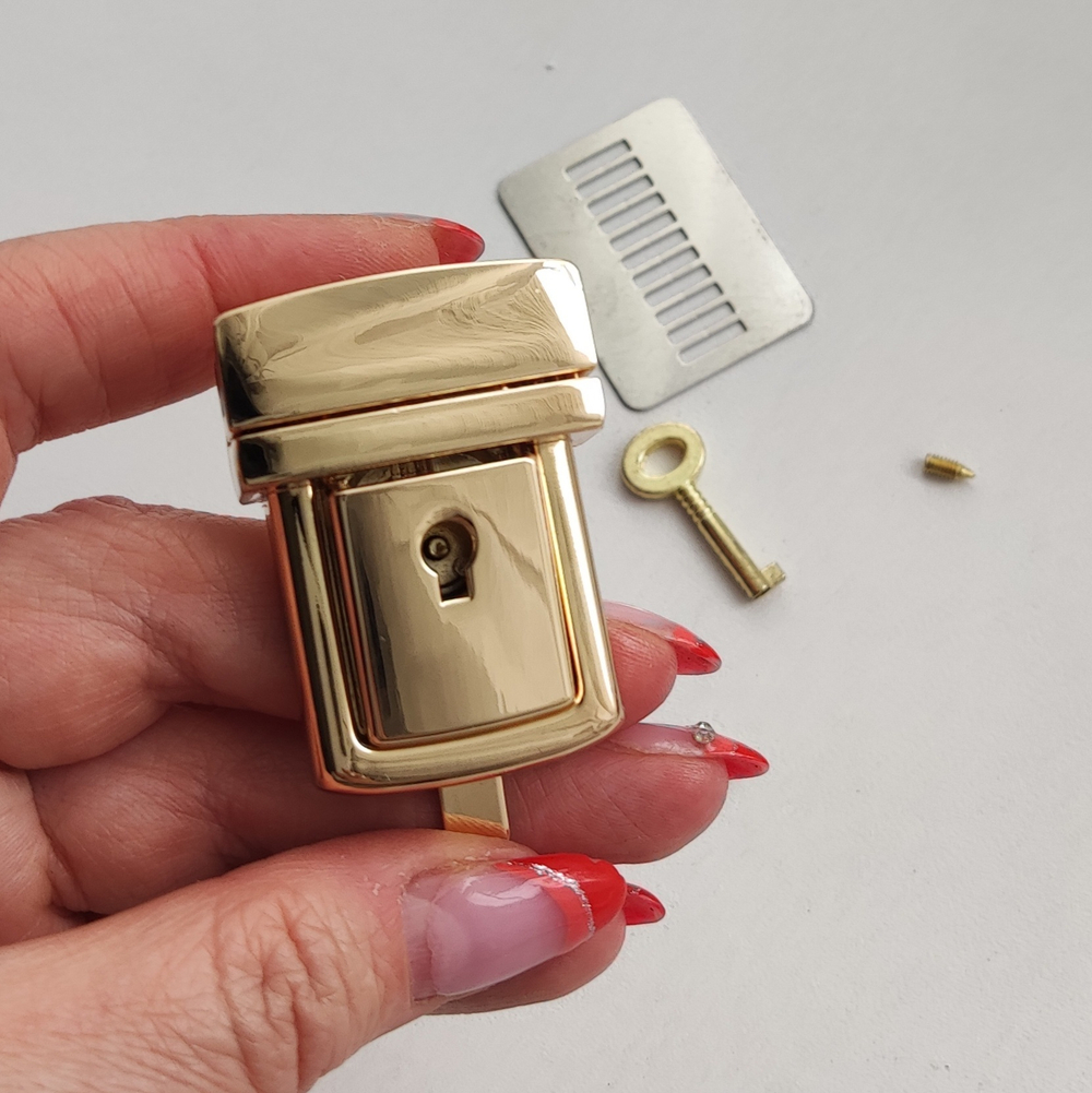 Замок-защелка портфельный на винтах 33*45 Золото