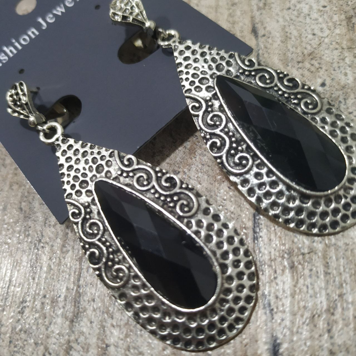Серьги на англ.заст Bohemia Капля перфорация вензеля кристалл черный металл античный серебристый