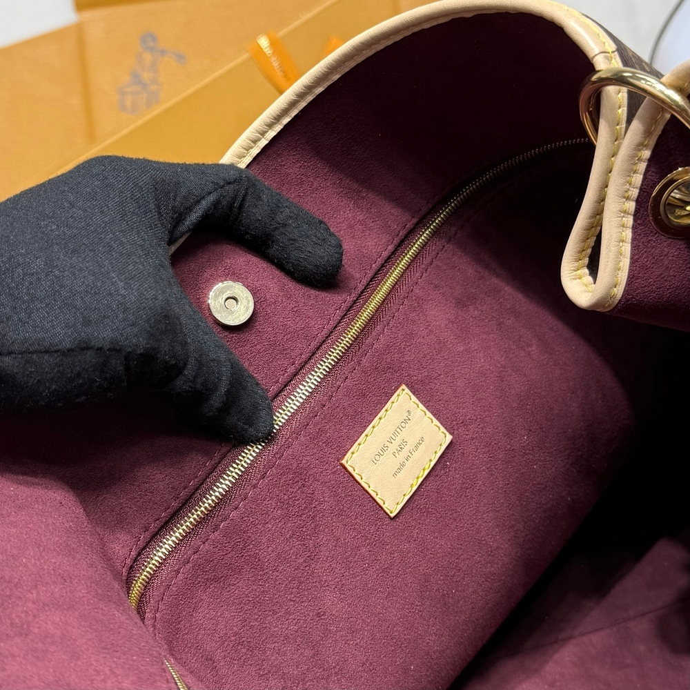 Louis Vuitton Again