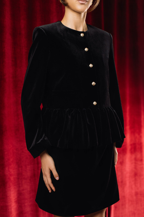 Жакет из бархата с объемной баской черный