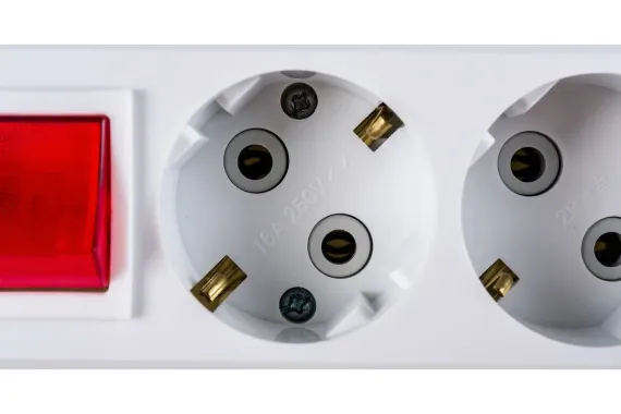 Колодка Makel 6 гнезд с заземлением с выключателем 01631