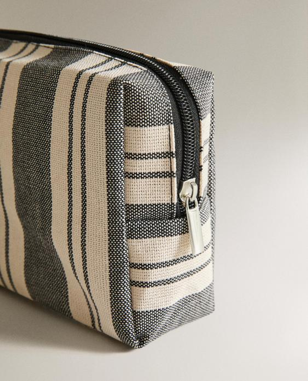 ZARA HOME ХЛОПКОВАЯ ВОДОНЕПРОНИЦАЕМАЯ КОСМЕТИЧКА В ПОЛОСКУ, ЧЕРНЫЙ