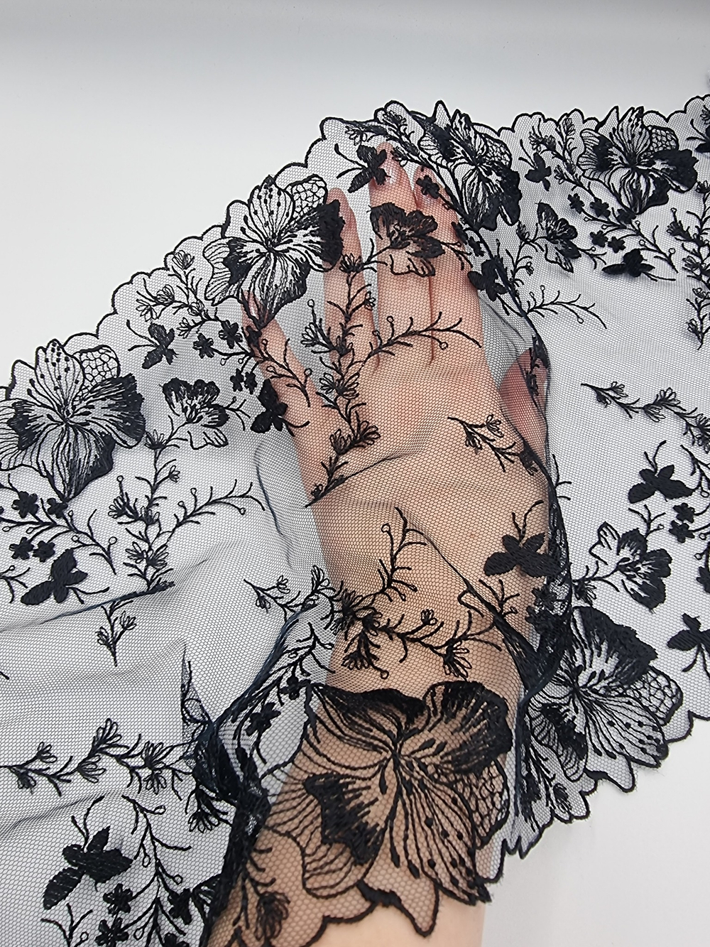 Вышивка на сетке чёрная К722