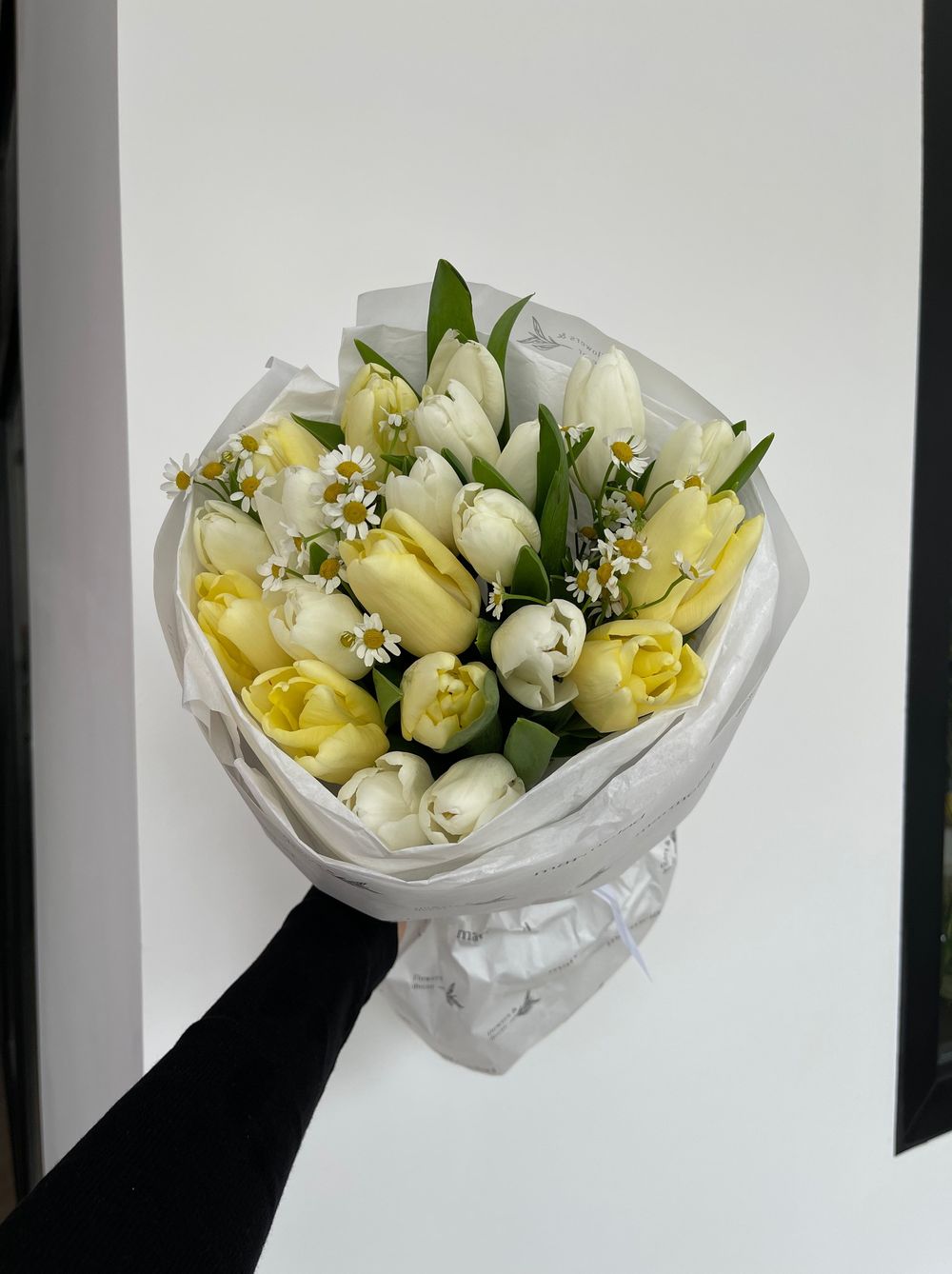 Букет из 21 белых, лимонных тюльпанов и ромашек