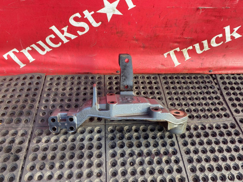 Кронштейн передней рессоры правый 2018г.