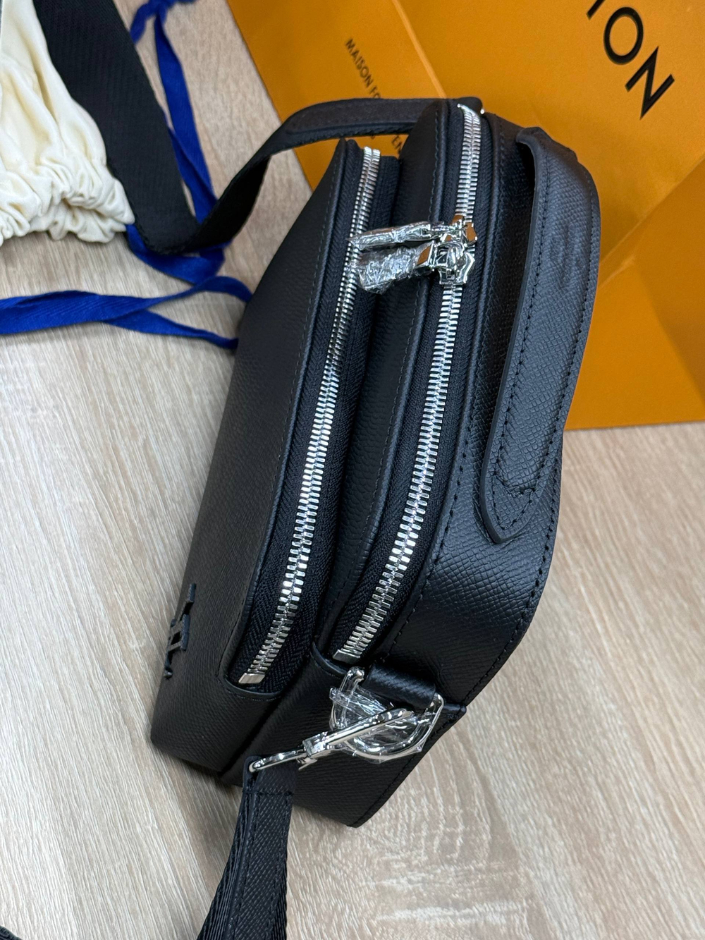 Сумка-мессенджер Louis Vuitton