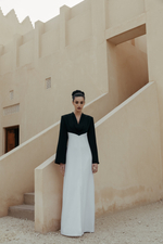 Платье макси сатиновое с разрезом спереди