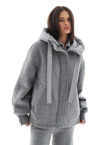 Серая куртка с вязаными вставками